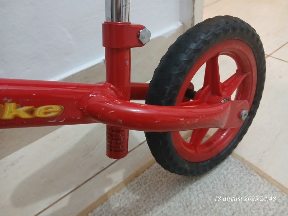 Vând bicicleta de echilibru