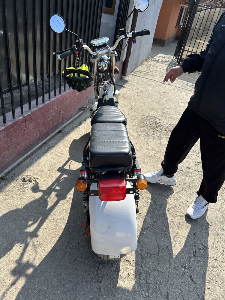 Vând motocicletă electrică