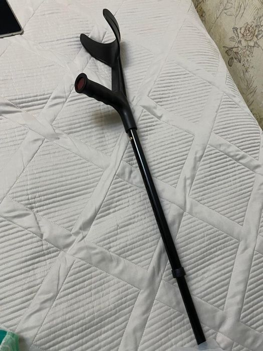 Костыль с рукояткой, черный