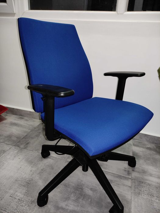 Scaun de birou office reglabil pe inaltime cu manere cotiere albastru
