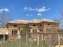 Продава се тухлена къща с двор 870 кв.м. и КЛАДЕНЕЦ в с. Изворник.