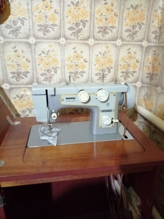 Продам швейную машинку