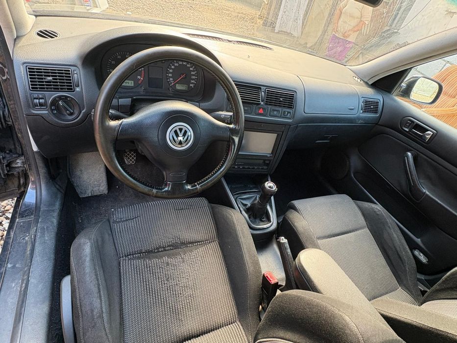 Vând golf 4 pentru reparat sau dezmembrat