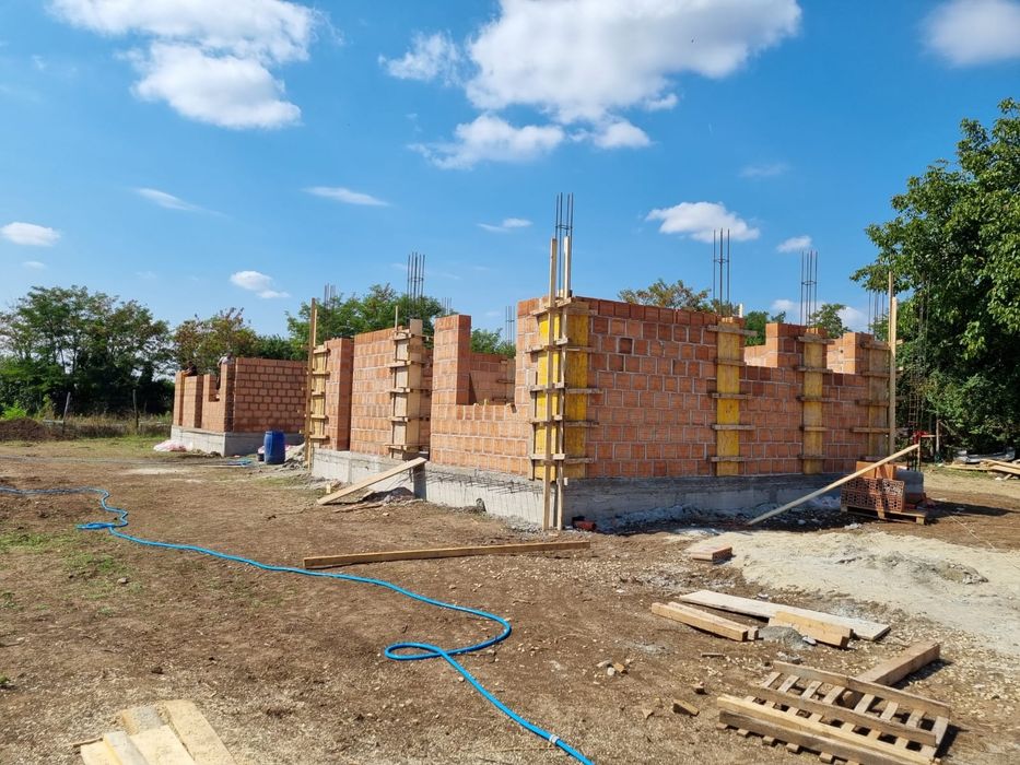 Constructii civile la rosu