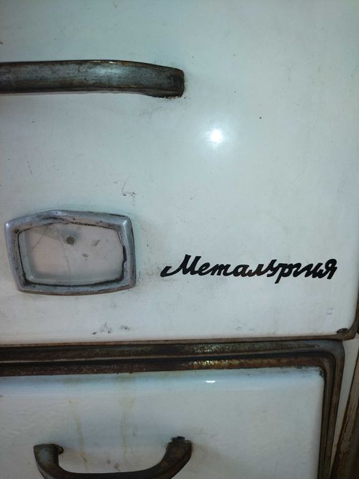 Печка на дърва от старите чугунен със фурна и здрави тухли