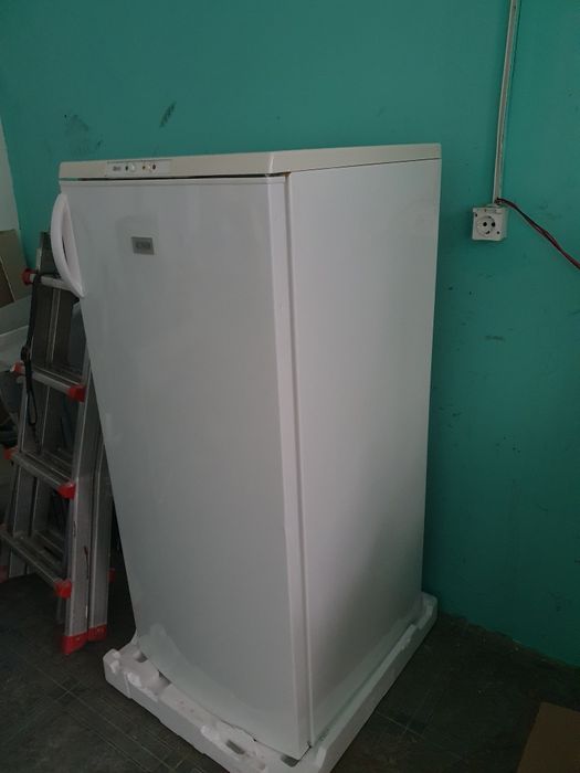 Vând Congelator vertical 6 sertare Zanussi
