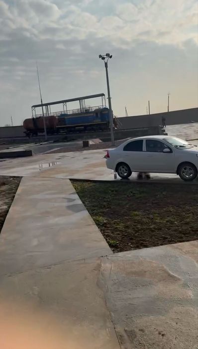 Xususiy yer sotigi 35$dan ijara beriladi. Temir yo’l kirgan.