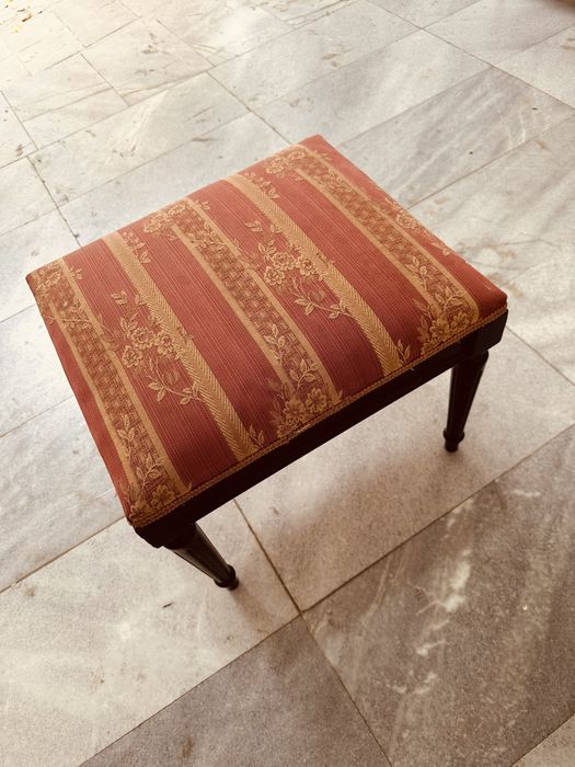 Класическа винтидж табуретка / пуф