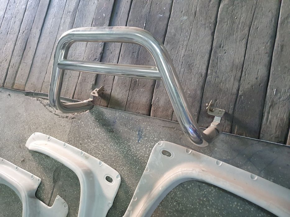 Vând overfendere şi bulbar pentru Suzuki Jimni.