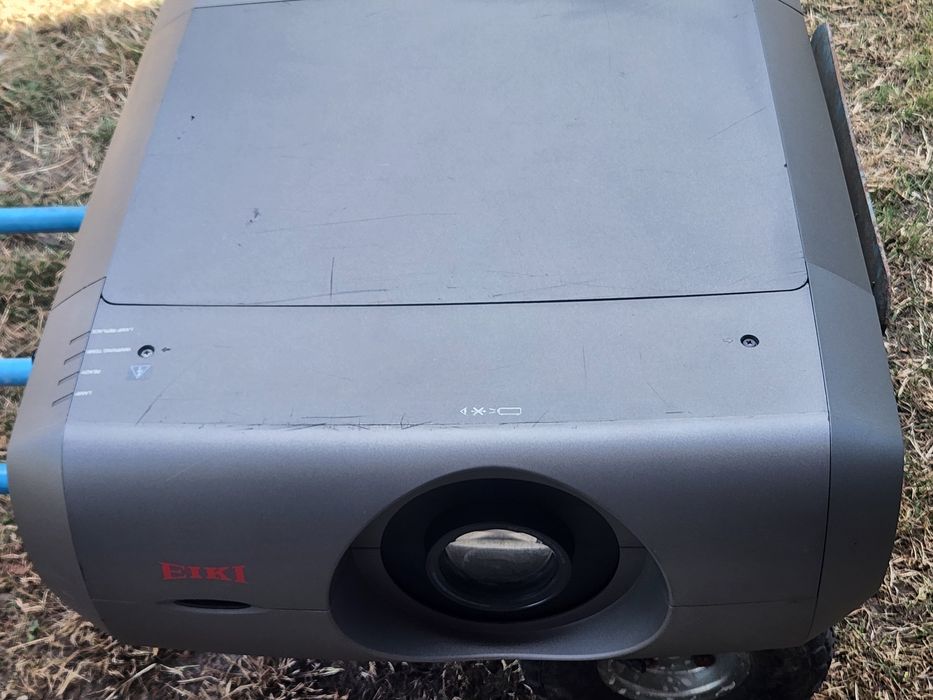 Videoproiector profesional Eiki LC-XT5