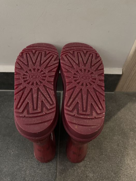 Продавам детски ботуши UGG за момиче