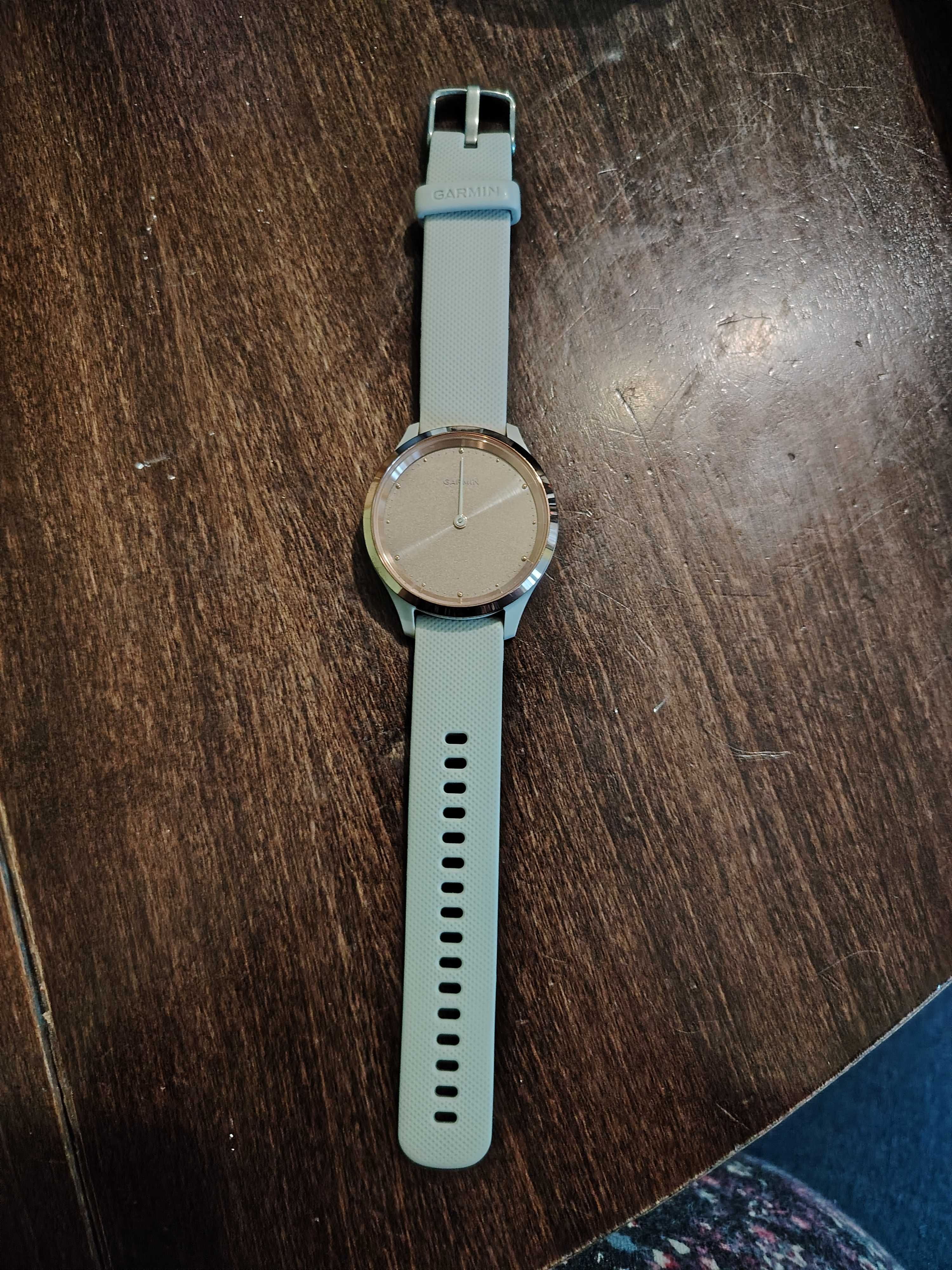 Смарт часовник Garmin vivamove s3