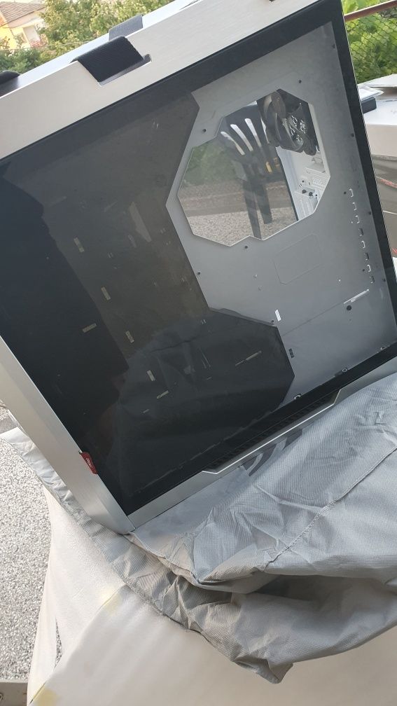 Asus Rog Strix Helios White Edition кутия за компютър