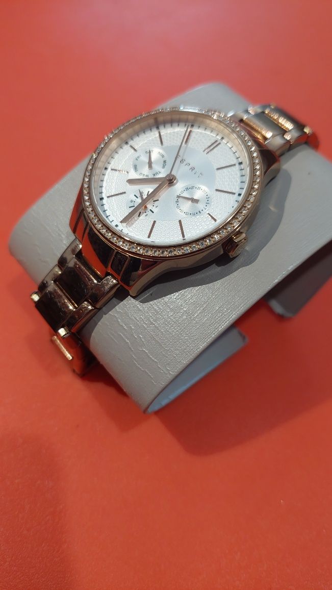 Vand ceas cu brățară metalică de damă marca Esprit ES107132005.