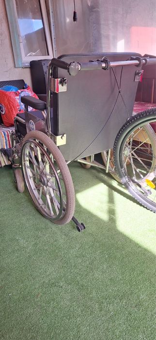 Vand scaun cu rotile