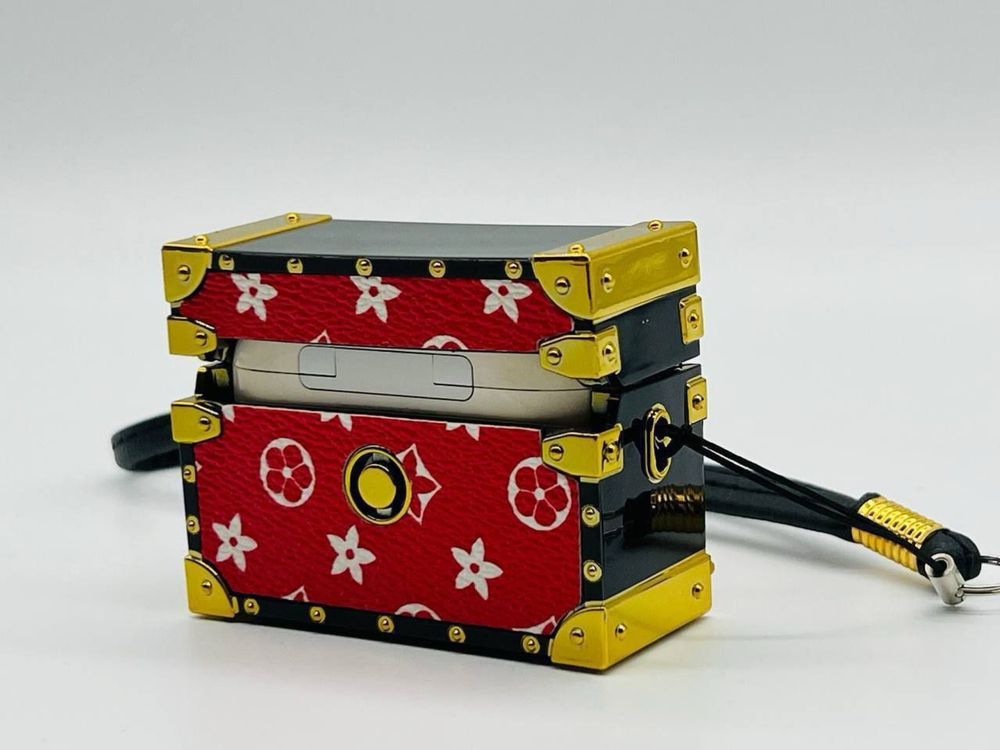 Cutie Louis Vuitton pentru casti