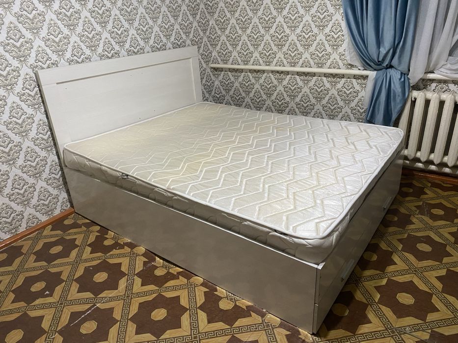 Продам кровать двухместный с матрасом
