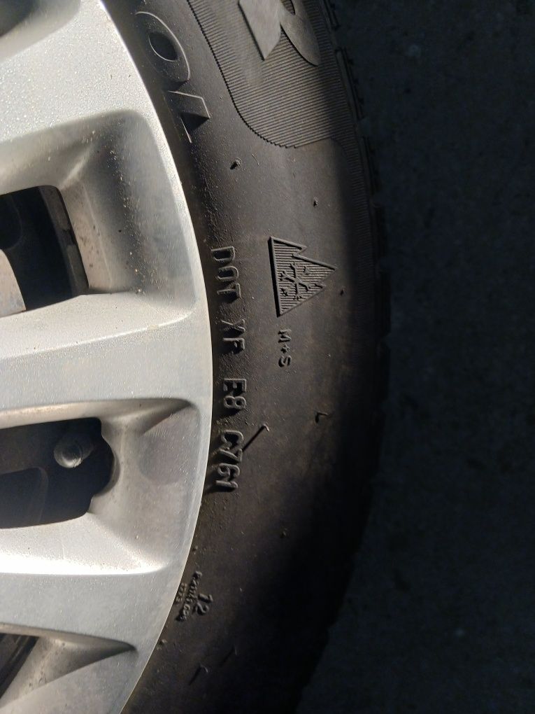 Vând 2 anvelope iarna Bridgestone si 2 Pirelli, 175/65/R14, f bune