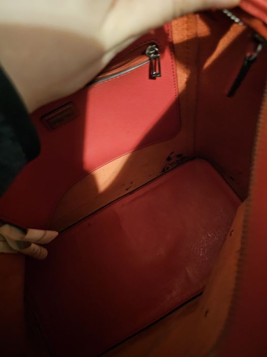 Geanta Guess rosie de dimensijne medie