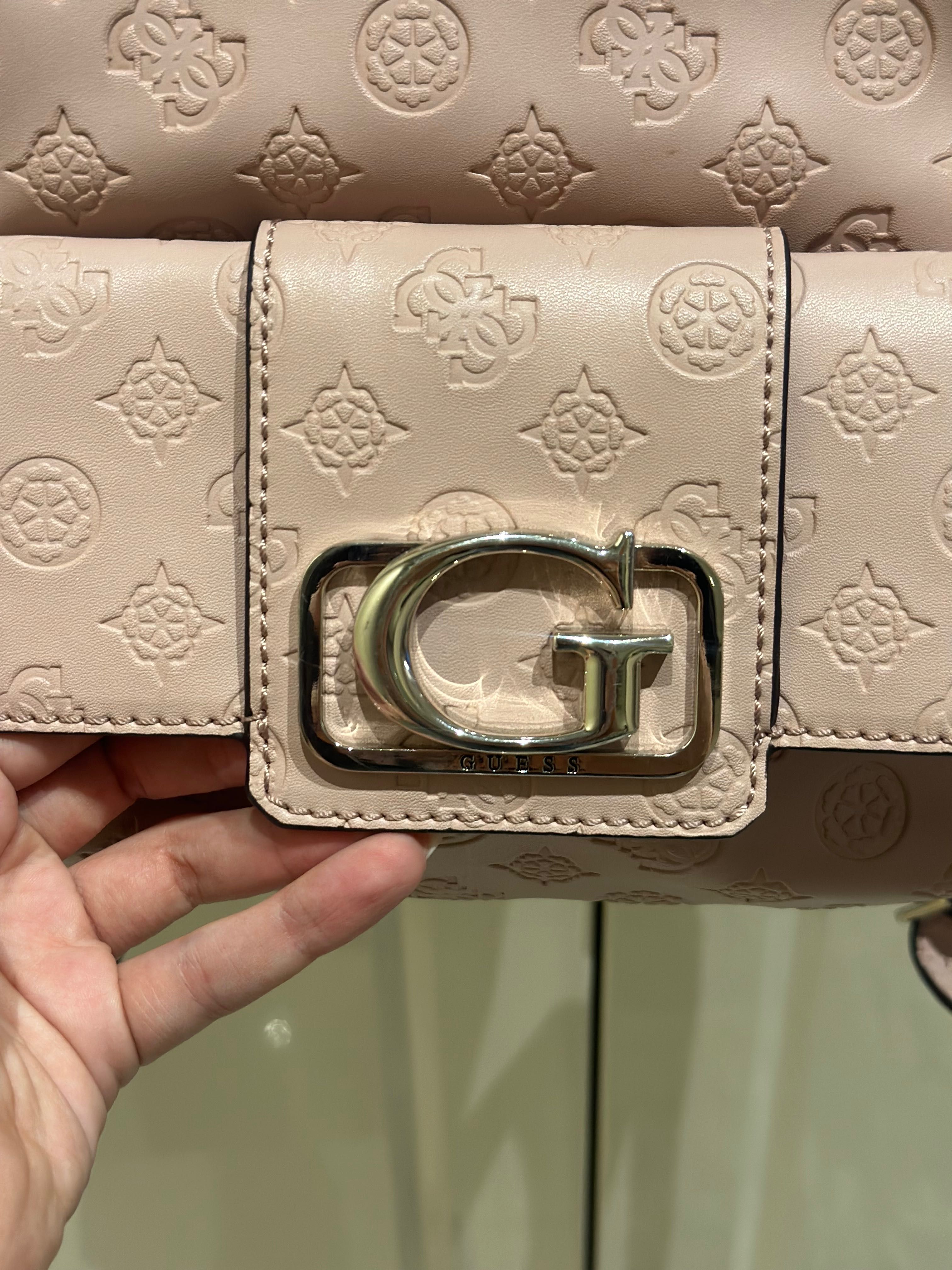 Дамска раница в розово Guess