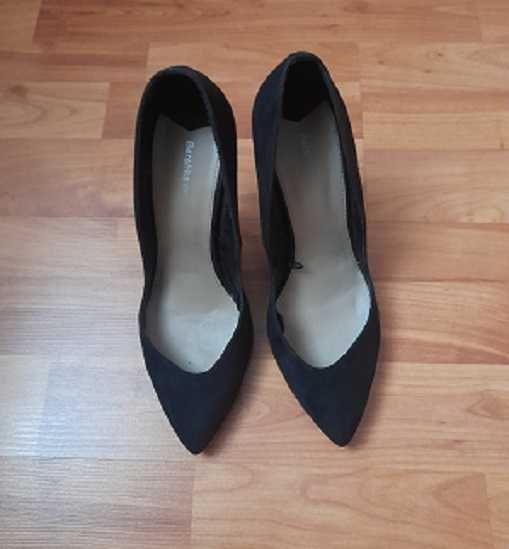 Pantofi Bershka din antilopa neagra, toc argintiu, 40
