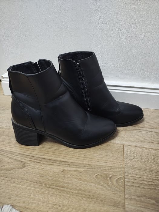 Ghete de dama cu toc gros