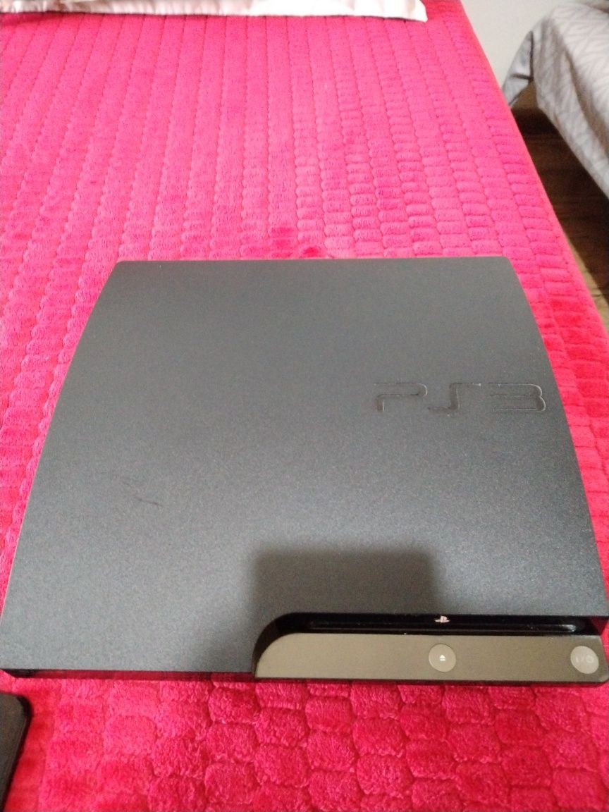 Vând PS3 slim stare foarte buna + 2 joistick + 2 jocuri preț negociabl