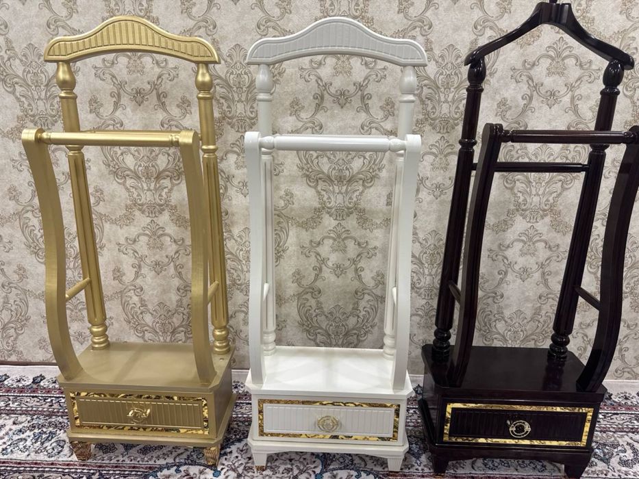 Oyoq kiyimlar uchun javonlar va kiyimlar uchun vishilkalar, prixojka