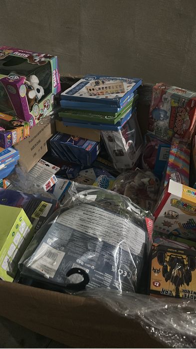 Paletii cu jucarii toate noi in cutii