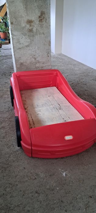Pat în forma de masina
