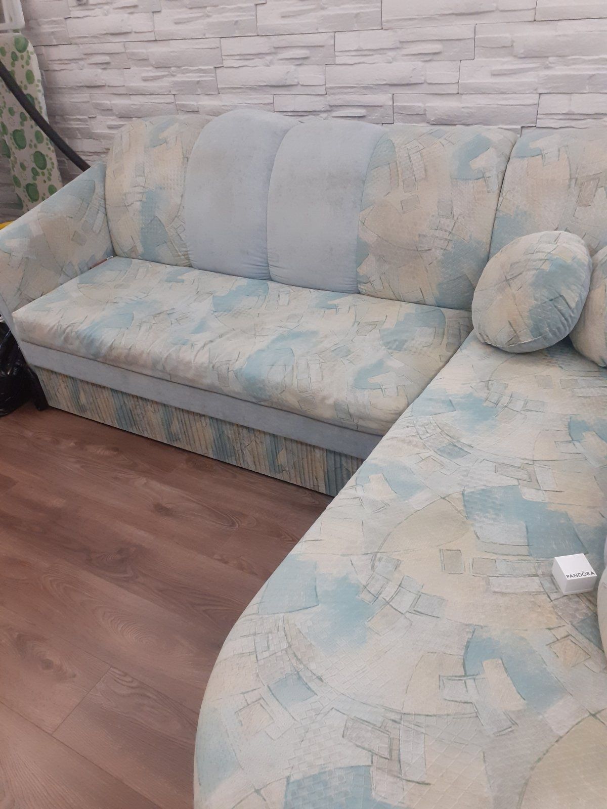 Продавам ъглов диван с лежанка