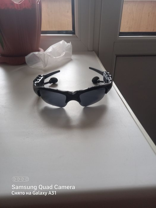 Продам солнцезащитные очки с наушниками.