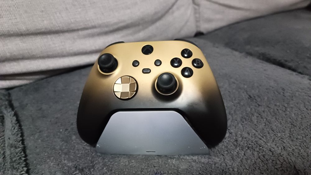 Vand xbox one S de 1tb + 8 jocuri si 3 manete