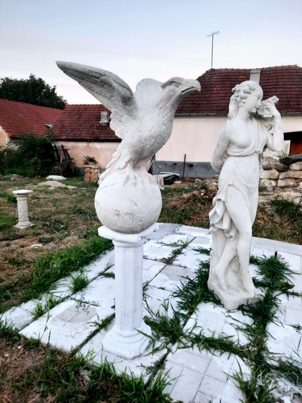 Vând statuete și ghivece ornamentale