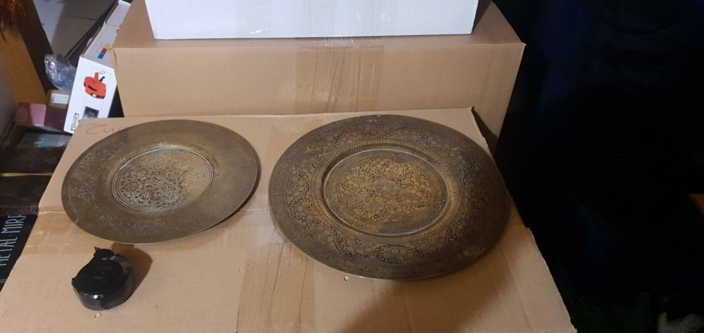 Два броя бронзови чиний