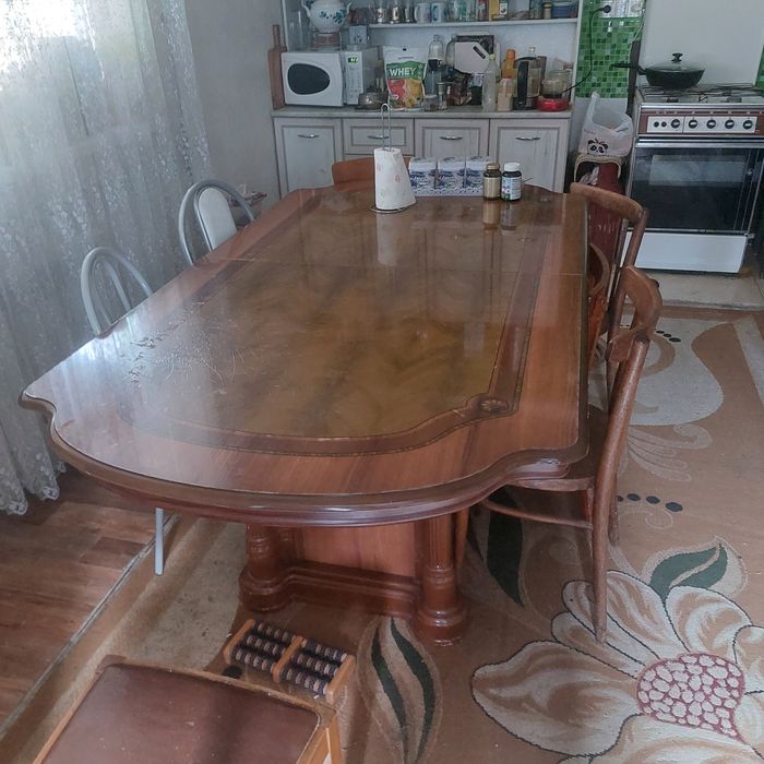 Продам стол в гостиную.