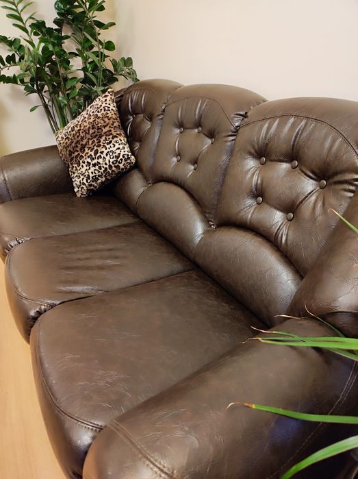 Триместен кожен диван