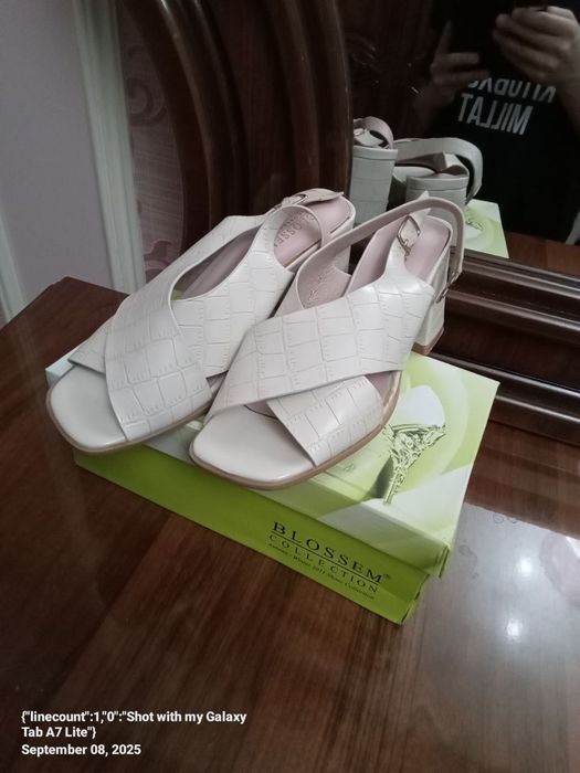 Chiroyli 1 Marta kiyilgan bosonojka