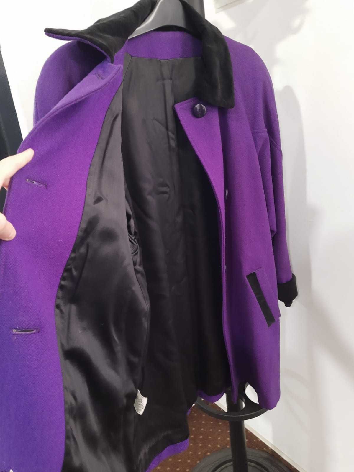 palton de lana, culoare mov cu margini de catifea neagra
