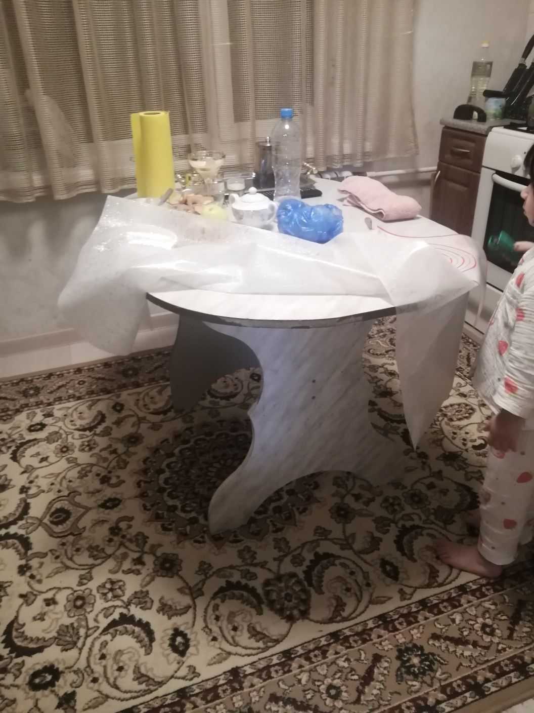 Продаётся срочно кухонная мебель, стол и стул в хорошем состоянии.