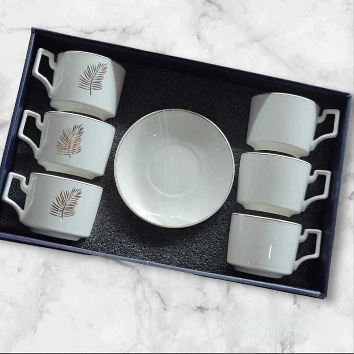 Луксозен порцеланов олекотен сервиз за кафе или чай в два размера