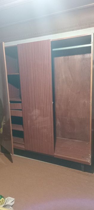 Eski sfatli yogochdan shkaf karavat kreslo 5ta narsa 1.5mln  oyna