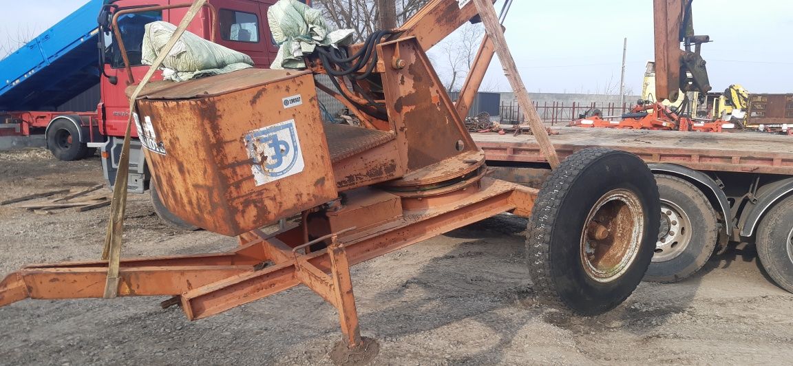 Brat excavator pentru tractor