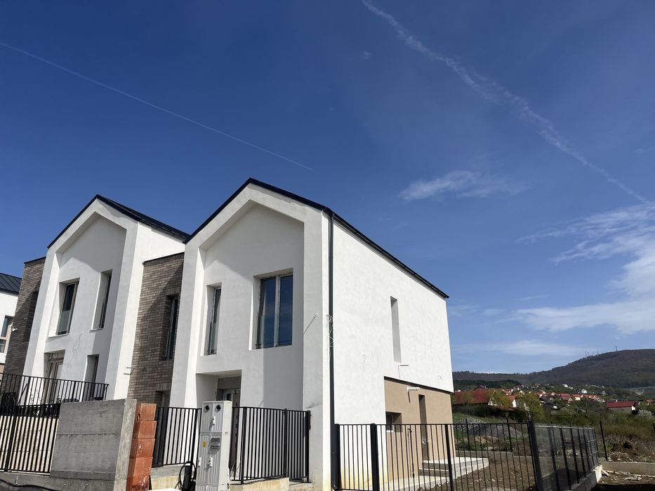 Casa cuplata zona semi centrala cu teren 270mp