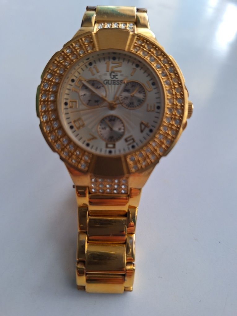 Продавам часовник GUESS