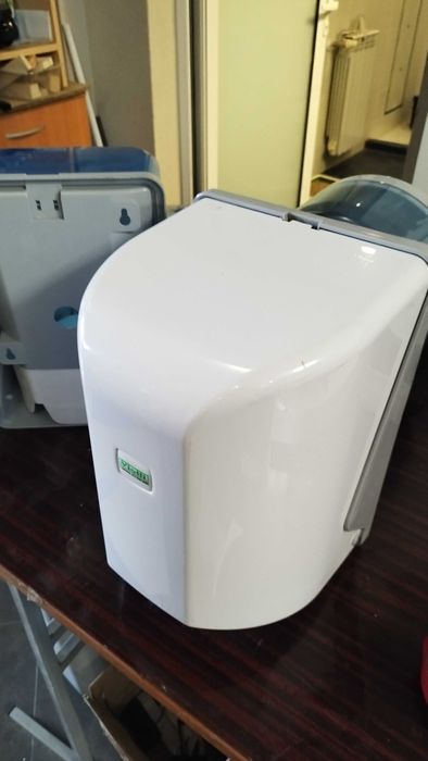 Диспенсъри за течен сапун , тоалетна хартия , кърпи за ръце и кух рола