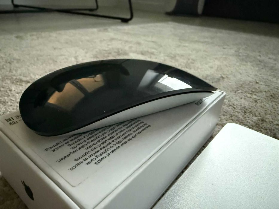 Set Apple Magic Mouse (2022) Black + Mousepad metalic–stare impecabilă