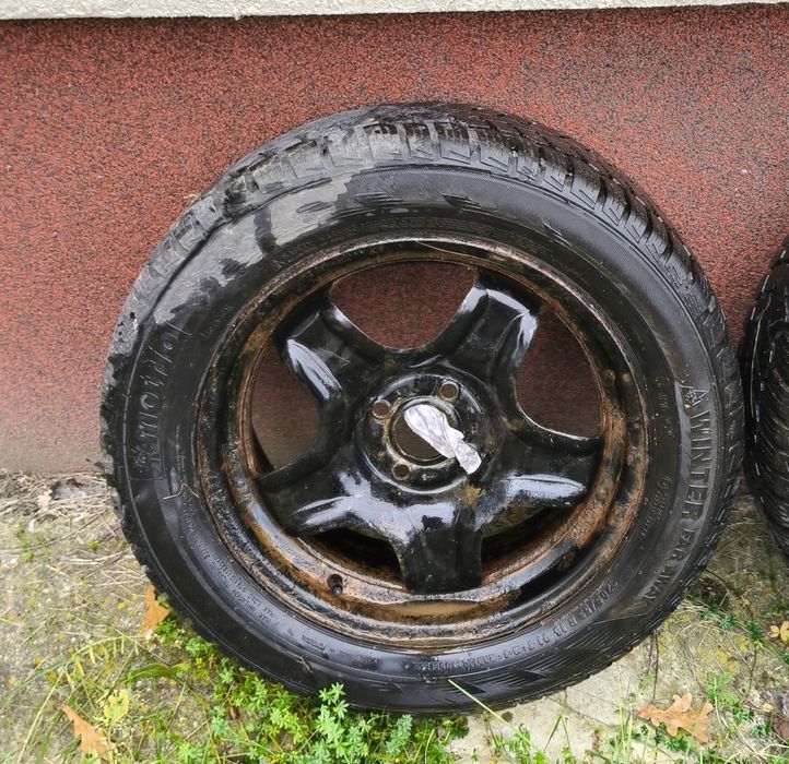 Vând roți de Sandero 205/55/16 în stare bună.