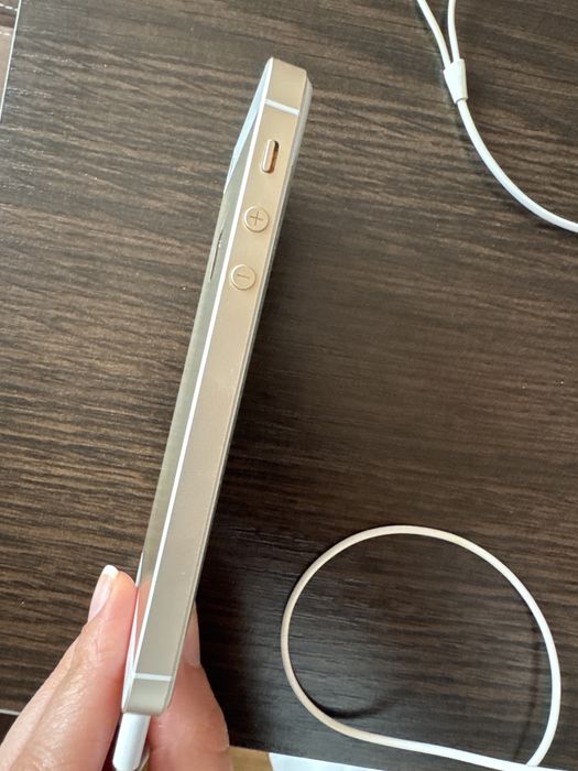 iPhone SE 32GB – Rose Gold + аксесоари