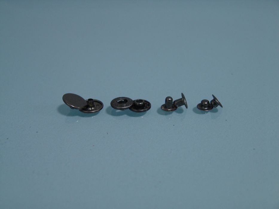 Продаю фурнитуру для кожи. Кнопки, магниты, карабины  всё в наличии.